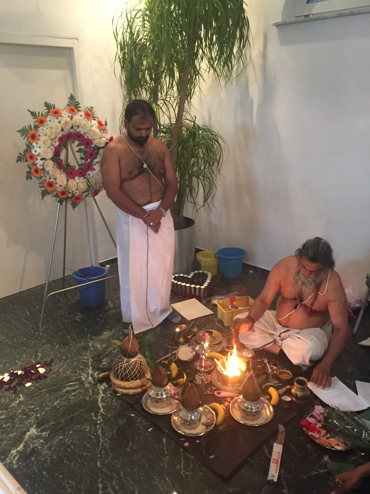 Hinduistisches Ritual mit religiösem Begleiter im Abschiedsraum von Ramsaier